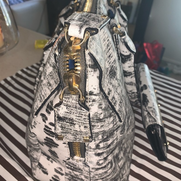 The CARLYLE LG satchel with matching wallet - Picture 4 of 12